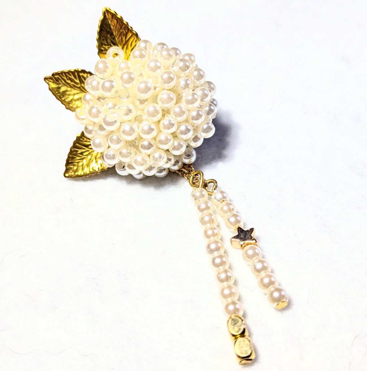 handmade_fsst's tweet photo. なんの気無しに作ったつぶつぶブローチが紫陽花っぽくて良きな件。

【サイズ（約）】
直径2.5センチ（葉部分を含め、直径3.0センチ）
チェーン部分最長4.0センチ。
全長最大7.0センチ。 https://t.co/RBhfWmjjPE