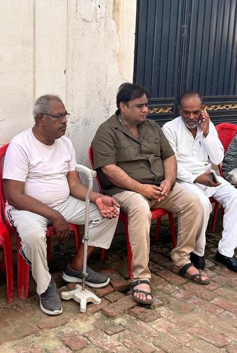 drjitendraydv's tweet photo. आज जनपद- फर्रुखाबाद के फतेहगढ़  में विशेष आमंत्रित सदस्य, समाजवादी पार्टी (फर्रु०),श्री रामानंद प्रजापति जी की माता जी का निधन अत्यंत दुःखद!
    
ईश्वर उनकी आत्मा को शांति दे।

शोक-संतप्त परिजनों से मिलकर गहरी संवेदनाएं व्यक्त कीं।

भावभीनी श्रद्धांजलि! https://t.co/zsvzqqLPTR