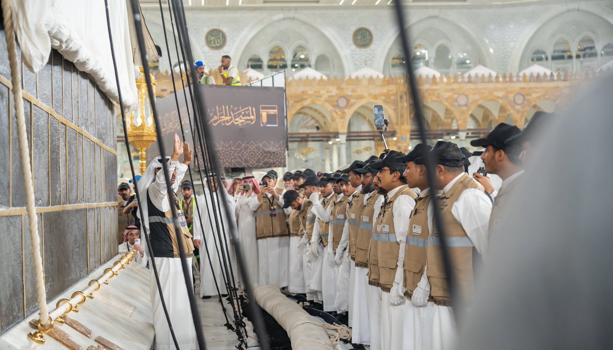 welitravel's tweet image. The Kiswah Replacement Ceremony in Masjid Al Haram last night 💜

#WeliTravel
#Kabba
#LifeChangingJourney