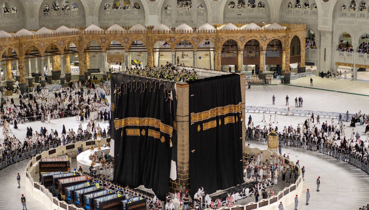 welitravel's tweet image. The Kiswah Replacement Ceremony in Masjid Al Haram last night 💜

#WeliTravel
#Kabba
#LifeChangingJourney