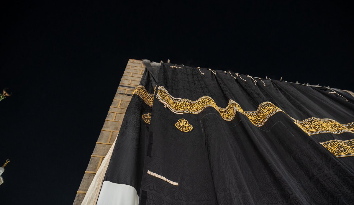 welitravel's tweet image. The Kiswah Replacement Ceremony in Masjid Al Haram last night 💜

#WeliTravel
#Kabba
#LifeChangingJourney