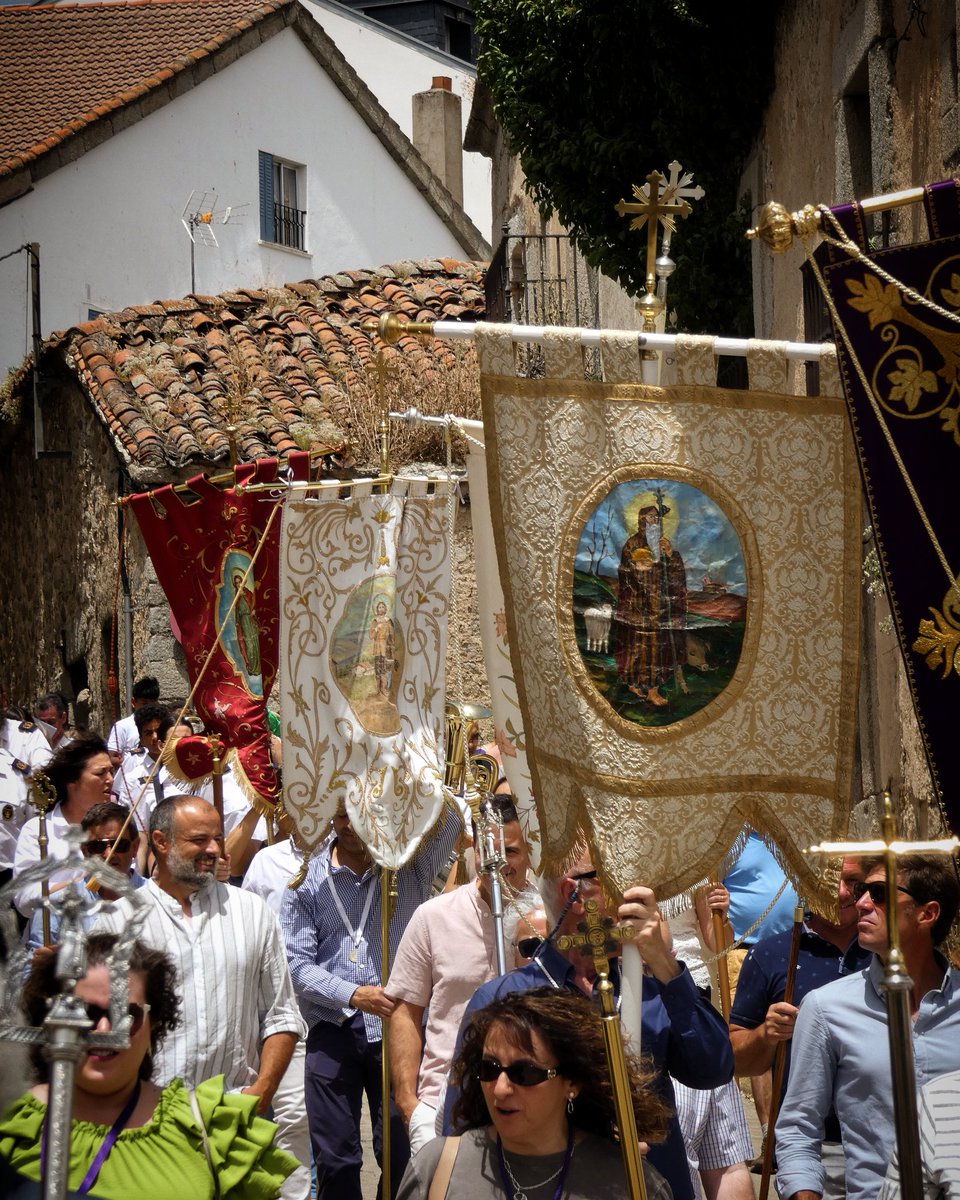 CristodelCaloco's tweet photo. #copuschristi | El pasado domingo El Espinar celebró el Corpus Christi. Tras la Eucaristía el Santísimo pasaba por las calles de El Espinar, acompañados de los niños que celebraban su primera Comunión, de sus familias y de las distintas Cofradias. https://t.co/kg58zVKE7a