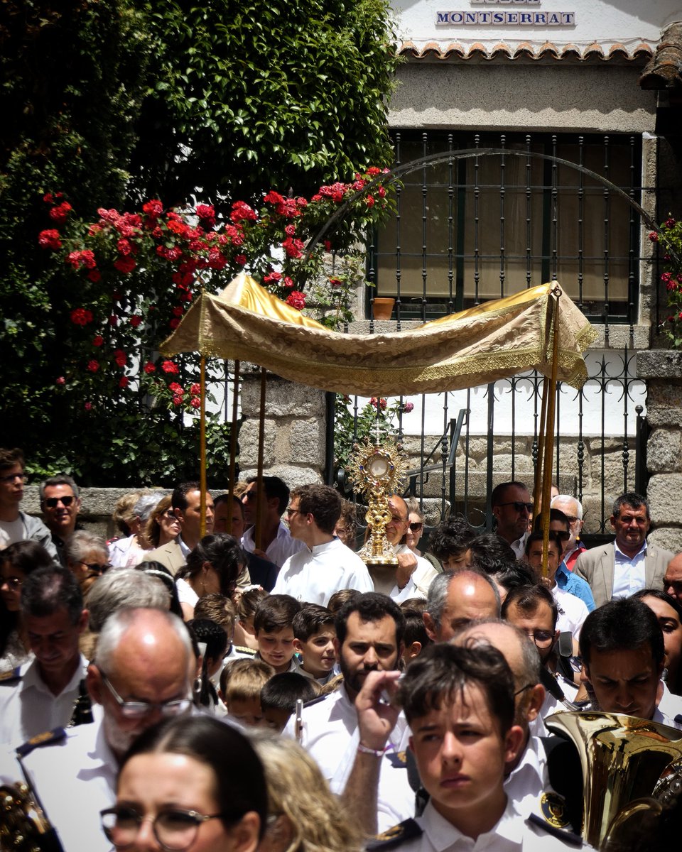 CristodelCaloco's tweet photo. #copuschristi | El pasado domingo El Espinar celebró el Corpus Christi. Tras la Eucaristía el Santísimo pasaba por las calles de El Espinar, acompañados de los niños que celebraban su primera Comunión, de sus familias y de las distintas Cofradias. https://t.co/kg58zVKE7a