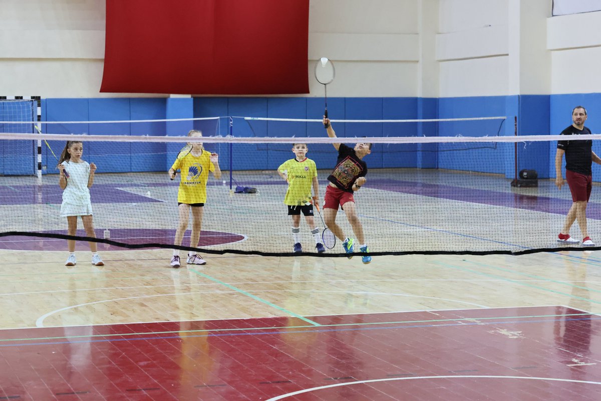 GSB_Manisa's tweet photo. 🏸İstanbul’da düzenlenecek olan İstanbul Youth Open 2025 Badminton Turnuvası öncesi hazırlıklar Kula’da sürüyor.

Kıbrıs Lefkoşa, Manisa İl Gençlik ve Kula Belediyesi Badminton takımlarından oluşan 24 sporcu ve 5 antrenör, Kula Spor Kompleksi’nde bir araya gelerek gelişim kampı kapsamında ortak antrenmanlarına devam ediyor.  Sporcularımıza başarılar diliyoruz.