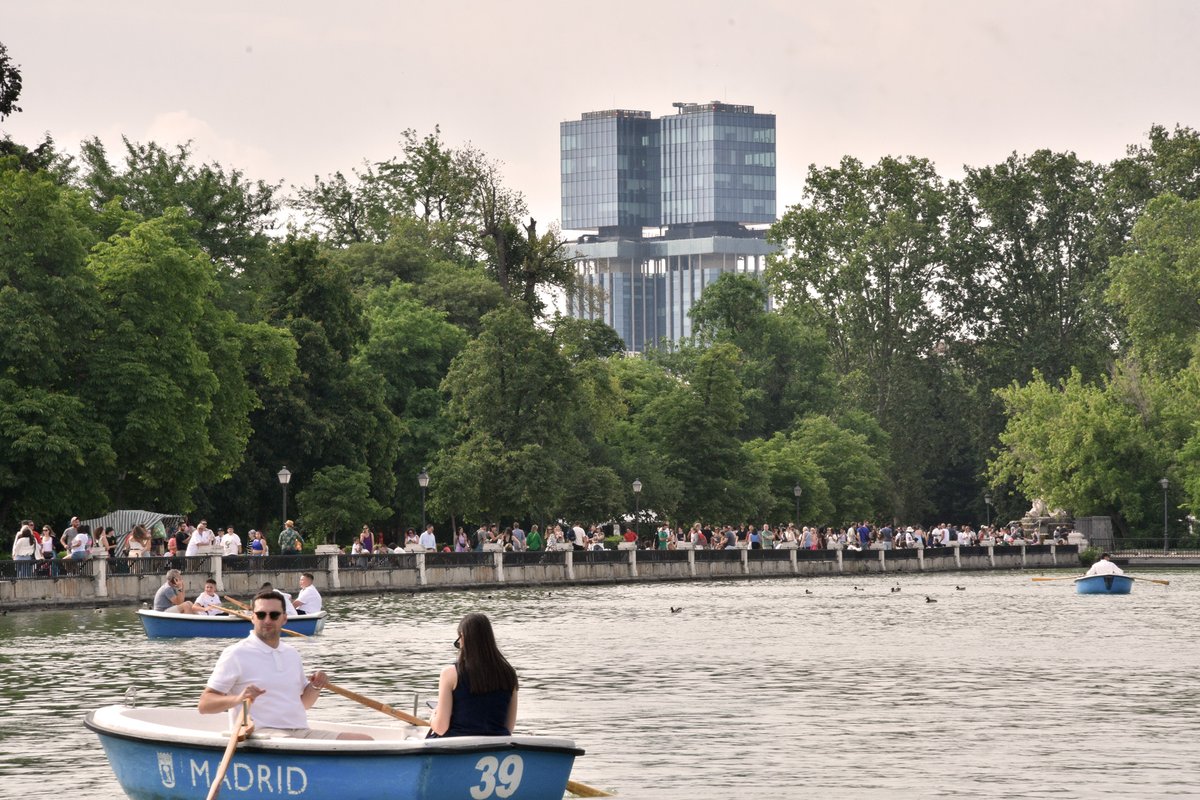 Madrid nos regala estampas como esta; en el lago del Parque del Retiro, tras la abundante masa forestal, emergen las Torres Colón. Con protagonismo especial para la remonta concluida hace unos pocos meses.

#estructuras #ingeniería #diseño #consultoría