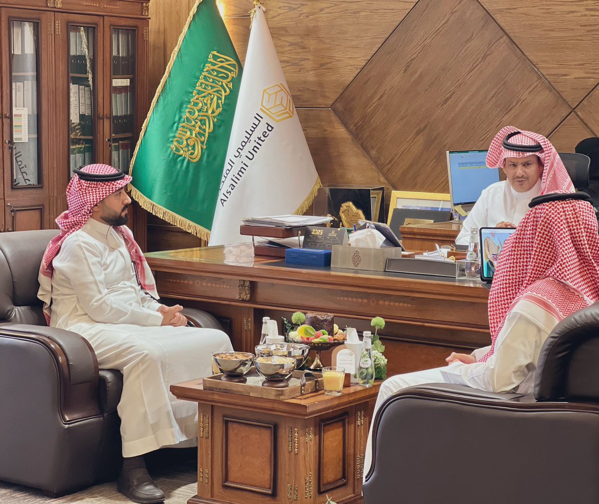 استقبل رئيس مجلس الإدارة في #شركة_السليمي_المتحدة أ.سلمان صلاح السليمي مدير عام فرع وزارة البيئة والمياه والزراعة بـ #منطقة_حائل د.فهد بن معيض الحسني ، وجرى خلال اللقاء بحث مجالات التعاون المشترك وتعزيز التكامل بين الجهتين بما يسهم في دعم جهود التنمية بالمنطقة.