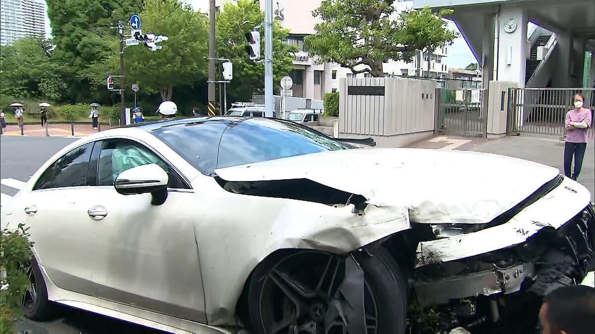 【3人軽傷】「私は悪くない」 飲酒運転で車3台と衝突、運転手の26歳男を逮捕
news.livedoor.com/article/detail…

神奈川・横浜市で26歳の男が運転する車が車3台に次々と衝突し、衝突された車に乗っていた70代の女性と、歩いていた女性2人のあわせて3人が軽傷を負った。