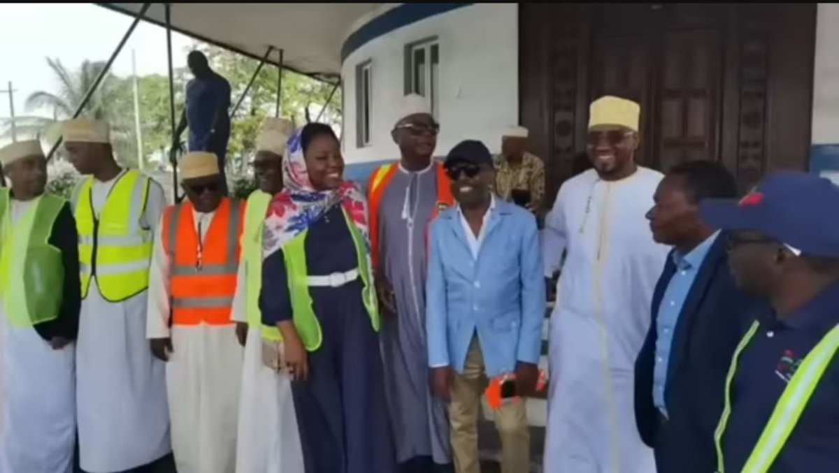 Deux semaines pour redorer la place emblématique
À moins d’un mois des festivités marquant le cinquantenaire de l’indépendance des Comores, la mairie de Moroni a donné le coup d’envoi d’un chantier express, ce lundi 23 juin à Moroni. 
 lagazettedescomores.com/economie/la-ba…