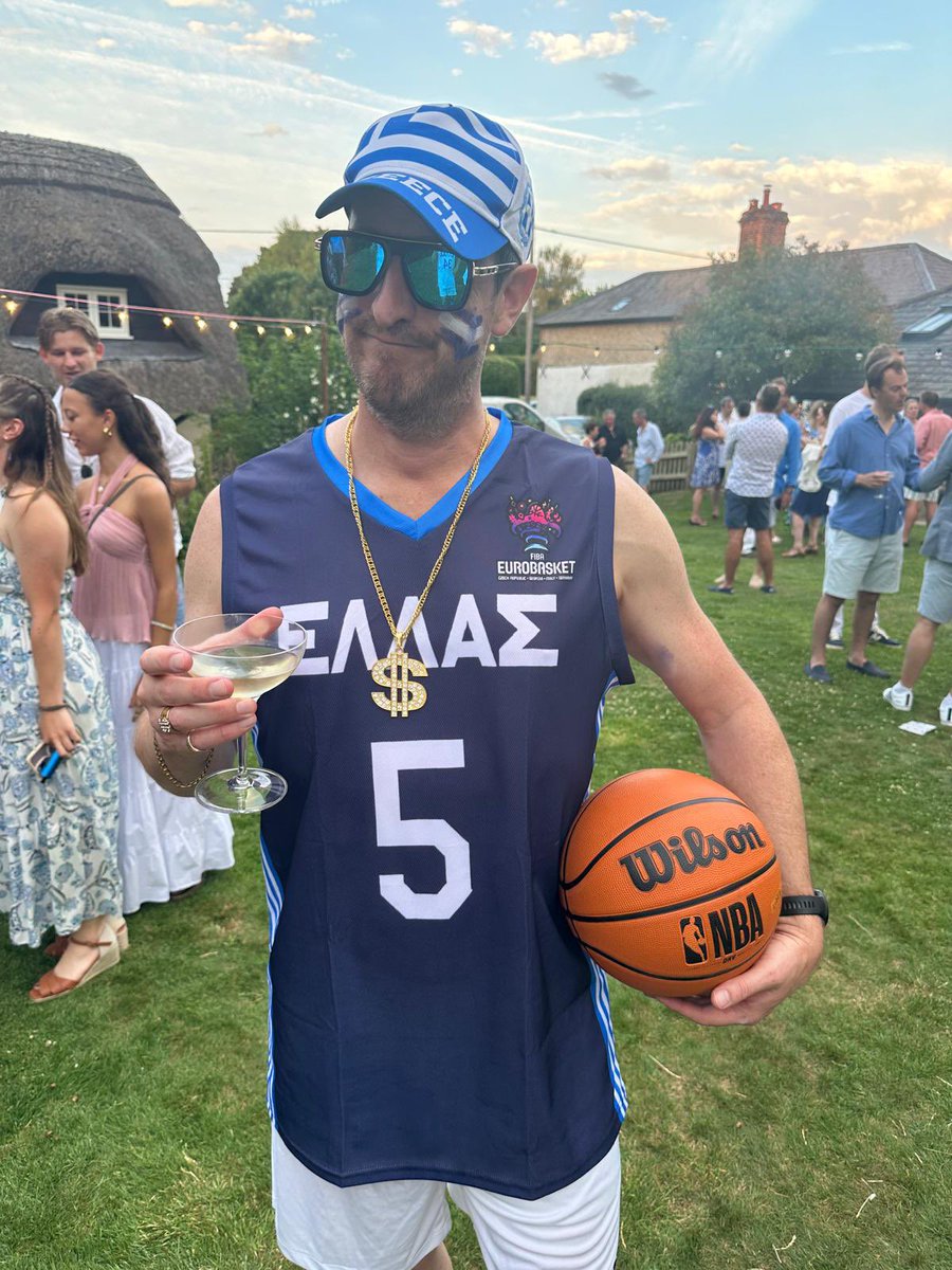 A week of many outfits….🕺🏻Some more foolish than others 🤪 The one constant? Wine…😘🥂