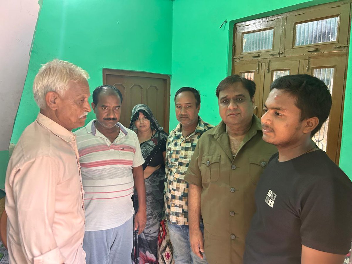 drjitendraydv's tweet photo. जनपद -फर्रुखाबाद के ग्राम जसमई निवासी श्री अरविंद बाथम जी की माता जी का निधन हो गया था 
आज उनके घर जाकर शोक-संतप्त परिजनों से मुलाकात कर अपनी संवेदनाएं व्यक्त कीं।
भावभीनी श्रद्धांजलि!
ॐ शांति। https://t.co/hRoz90gEpC
