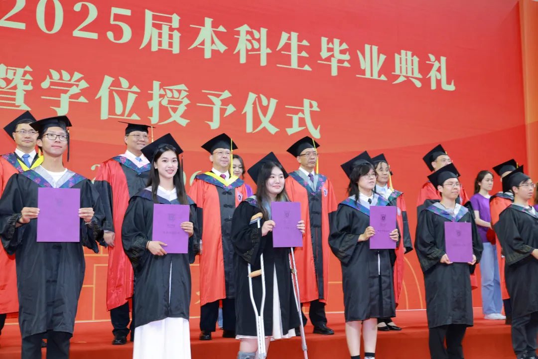 On June 21, Nanjing University held its 2025 Undergraduate Commencement Ceremony. With stirring speeches, solemn tributes, and heartfelt farewells, the Class of 2025 pledged to serve the nation and pursue excellence—ready to embrace the future! #NJU2025 #GraduationDay