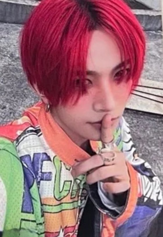2506026 엠카 사녹 #희승 #HEESEUNG 
녹화 2번 했고 오늘 컬러 착!! 오늘도 핸드마이크 씀
희승이 블러셔 이만큼해서 개예뻤고 엔딩요정함 ㅠㅠ 😍😍 마지막에 자켓 벗고 검은나시만 입고 숨몰아쉬다 볼잡고 귀여운 표정해주심 .. 입덕직캠 plz