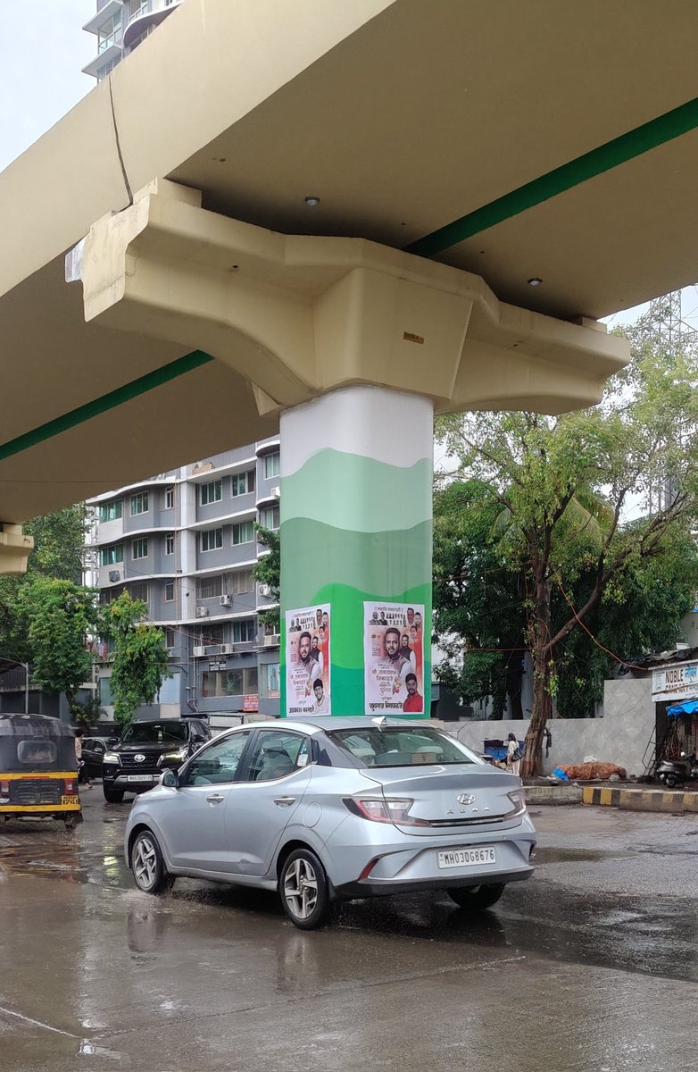 Manojramkrish's tweet image. Some wannabe leader has defaced the freshly painted pillars of the under-construction Metro 4. This is at the Tilak Nagar signal, near Amar Mahal, Chembur. These offenders should be identified and penalised. @MMRDAOfficial should penalise vandals with the help of @mybmc @zoru75
