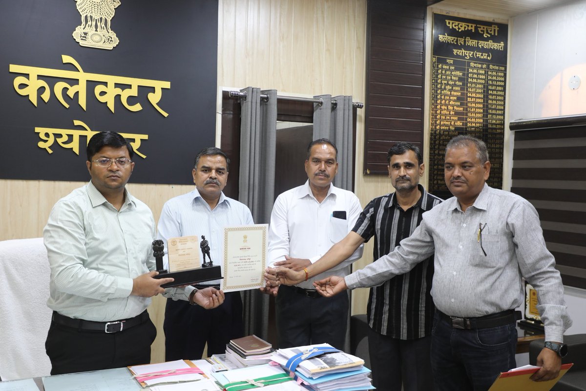 #श्योपुर- महामहिम राज्यपाल मध्यप्रदेश श्री मंगुभाई पटेल की ओर से सशस्त्र झण्डा दिवस की राशि लक्ष्य से अधिक कलेक्शन करने के लिए कलेक्टर एवं जिला मजिस्ट्रेट श्री <a href="/arpit_verma13/">Arpit Verma IAS</a> को प्रशस्ती पत्र भेंट किया गया।
-
<a href="/CMMadhyaPradesh/">Chief Minister, MP</a>
<a href="/JansamparkMP/">Jansampark MP</a>
#JansamparkMP