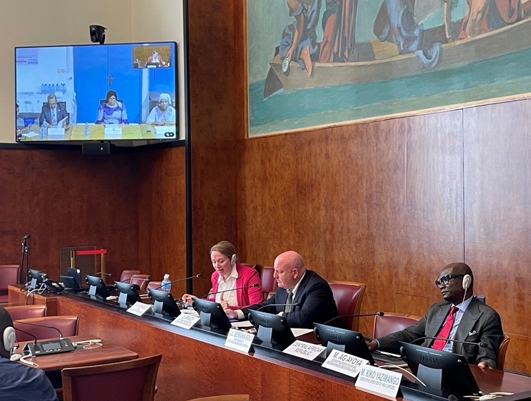 In #CAR 2.4M people need aid - humanitarian response is critically underfunded

🇨🇫 Government, Member States #Geneva &amp; the humanitarian community urge
▶️Immediate fuding to save lives &amp; alleviate suffering
▶️Protection for civilians &amp; aid workers
▶️Support for long-term solutions