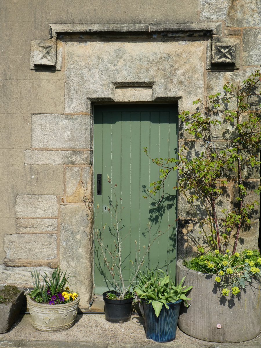 YorksVernacular's tweet image. #AdoorableThursday. Manor Farm, Upper Midhope. Doorhead dated 1671 with decorative hood mould stops, but earlier cruck frame inside the house.