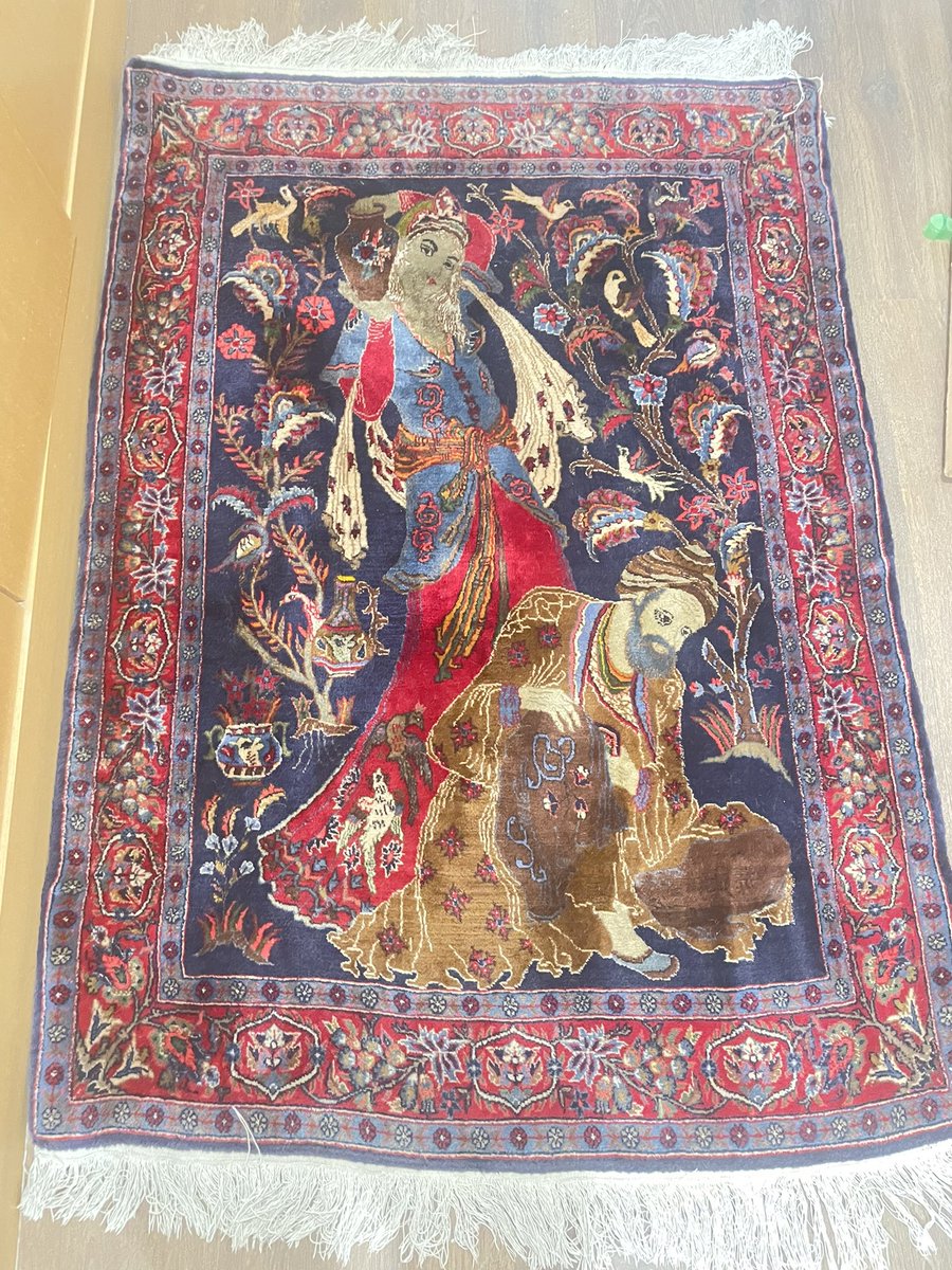 توی جنگ عراق و‌ ایران، ما خونه و زندگی و همه چیزمون رو از دست دادیم و آواره شدیم. مامانم طلاهای همراهش رو فروخت، با پولش دو تا دوچرخه برای من‌ و بابک خریدن و بقیه‌ش رو دادن پشم و پارچه، تا لحاف‌ و تشک درست کنن و یه دست بشقاب و کاسه و قاشق و … یادمه اوایل حتا یخچال نداشتیم.
زندگی