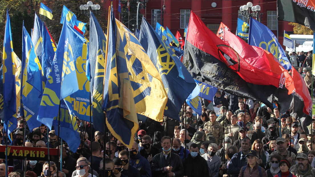 LFforRussia's tweet photo. #Ukraine️ 
Neonazi-Aufmarsch in Kiew zum 78. Jahrestag der Gründung der Ukrainischen Aufständischen Armee, die während des Zweiten Weltkriegs auf Seiten der deutschen Wehrmacht kämpfte. https://t.co/HI111Nekb7