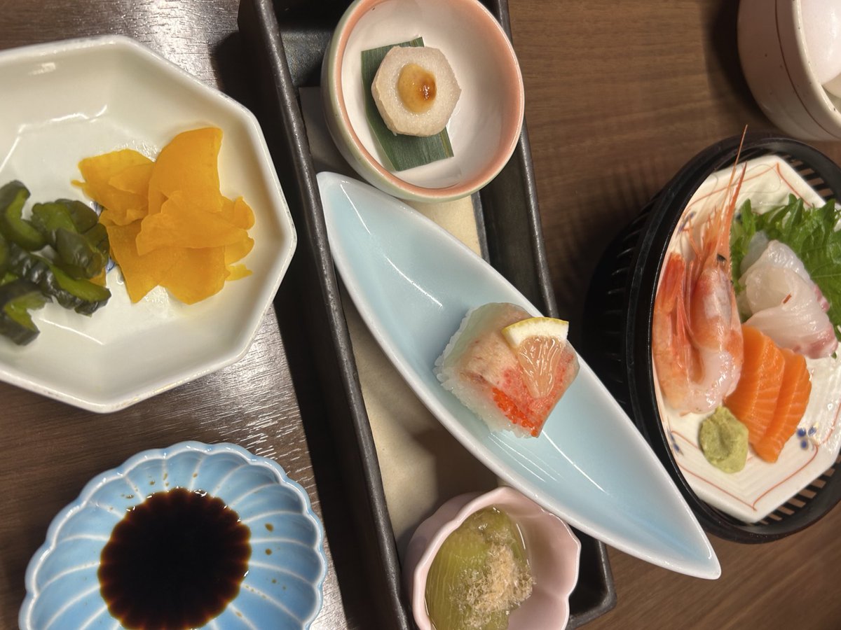 nasu1011's tweet photo. ラーメン1杯も食べられない私が城崎で
1人分の料理をちゃんと食べられたꕥ𓍯𓂃
但馬牛は柔らかいし海鮮は甘くて美味しいし
全てが良かった！！戻りたい👉🏻👈🏻💧 https://t.co/ZFe1qKGka0