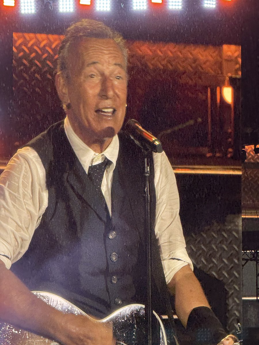 27Maig1715's tweet image. Two nights in Donosti with the an unexpected electrical storm (but with the magical return) @DoctorMusicTuit #BruceSpringsteen #Springsteen2025 #OnTour next stop Milano