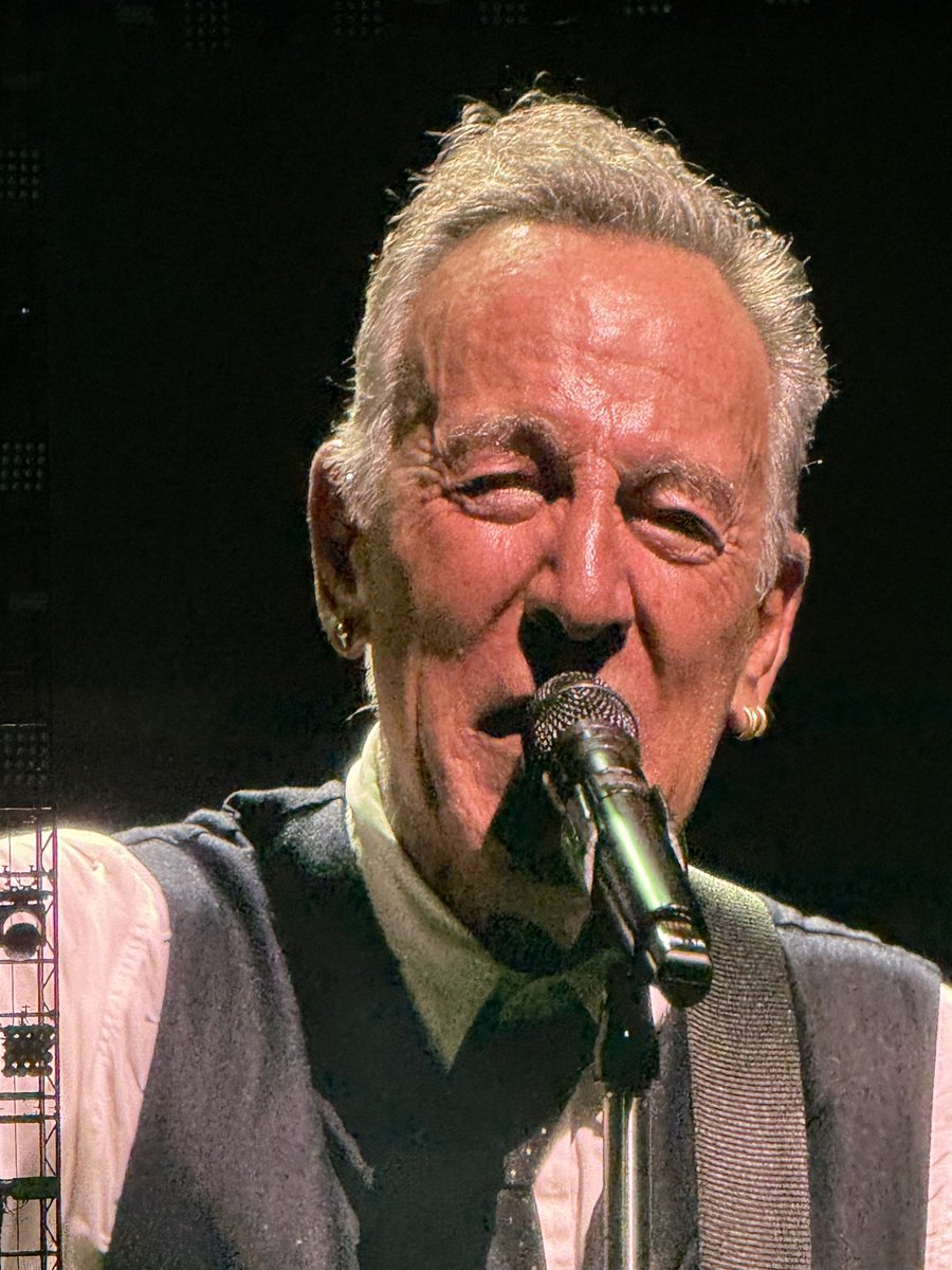 27Maig1715's tweet image. Two nights in Donosti with the an unexpected electrical storm (but with the magical return) @DoctorMusicTuit #BruceSpringsteen #Springsteen2025 #OnTour next stop Milano