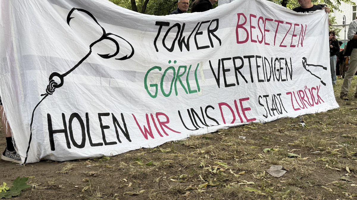 freundeskreisv's tweet image. TOWER BESETZEN GÖRLI VERTEIDIGEN
HOLEN WIR UNS DIE STADT ZURÜCK

Kiezkonzert und Demo Tag Z - der Görli bleibt auf! gegen Beginn des Zaunbaus um Görlitzer Park

Unsere Videos: youtube.com/playlist?list=…

Berlin-Kreuzberg, 23.6.25
#GoerliZaunfrei #GoerlitzerPark #AmazonTower