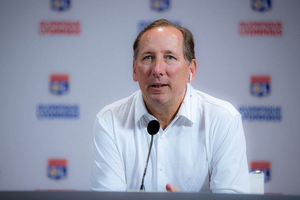 Bernard Lacombe qui meurt quand l’OL tombe en L2. La coïncidence est incroyable. 
L’histoire, l’identité, les trophées, la compétence qui disparaissent. 
La multipropriété, le déracinement, l’amateurisme qui plongent le club dans l’abîme. 

Photo : OL / Lyubomir Domozetski