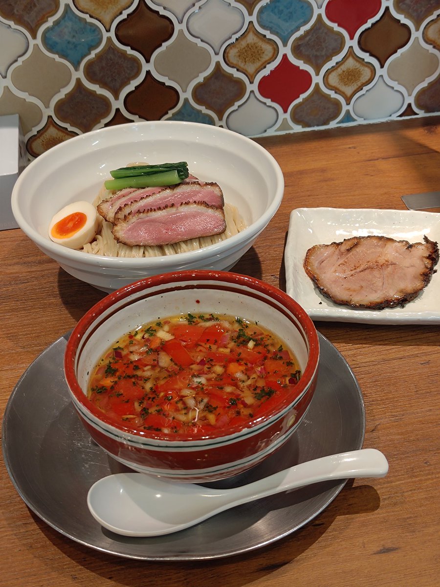静岡県焼津市
麺創房LEO
ハバネロトマト塩つけ麺
「ここの塩ダレ✕トマト✕ハバネロ」は勝利の方程式ッ！！
旨味✕酸味✕辛味のパワー系三兄弟の前ではただひたすら美味い美味いと麺啜りマシーンと化す昼休み
難しいことはいいんだよ美味さ至上主義な一杯