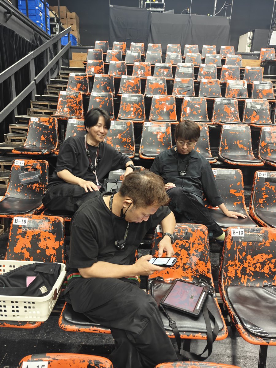 仲良し3人組☆
大好きスタッフ☆

とにかく前列は冷えます。
寒いです。
羽織を絶対お持ちください😊😊

 #サクラキャッツ