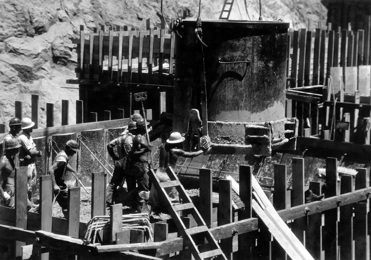 LRonLacy's tweet photo. #OTD in 1933
‘Placing concrete in panel forms near downstream toe in Boulder Dam foundation. An 8-cubic yard bottom-dump bucket handled over cableway is in use.’ 26 June 1933.
👉ALT
#BoulderDam #HooverDam #ColoradoRiver #ArmyCorpsofEngineers https://t.co/eDv1q1MWhu