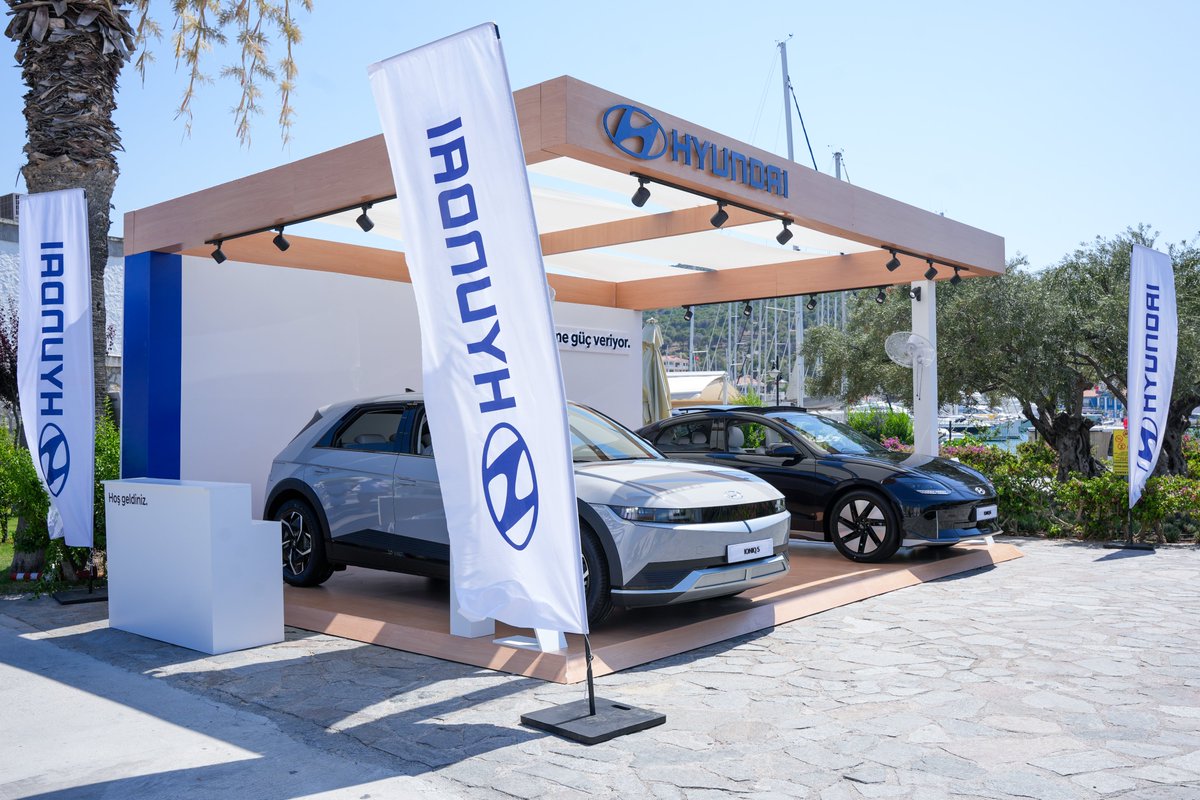 BabürGÜREL(otomobil gazetecisi)www.otoriter.com.tr (@autowritetr) on Twitter photo Hyundai Motor Türkiye, elektrikli modellerini açık hava etkinlikleriyle beraber ziyaretçilerine sunuyor.
Çeşme, Kuşadası ve Turgutreis’te gerçekleşecek etkinliklerde sadece elektrikli modellere yer veriliyor. <a href="/HyundaiTurkiye/">Hyundai Türkiye</a> Hyundai Motor Türkiye, elektrikli modellerini açık hava etkinlikleriyle beraber ziyaretçilerine sunuyor.
Çeşme, Kuşadası ve Turgutreis’te gerçekleşecek etkinliklerde sadece elektrikli modellere yer veriliyor. <a href="/HyundaiTurkiye/">Hyundai Türkiye</a>