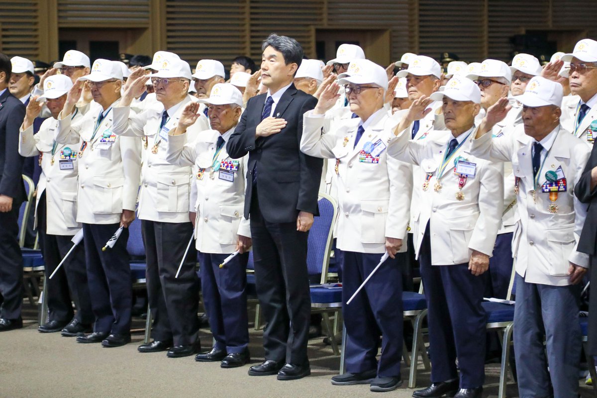 USForcesKorea's tweet image. On June 25, 🇰🇷 marked the 75th Korean War Anniversary at the Daejeon Convention Center. The ROK government honors the veterans—Korean &amp;amp; UN Sending States—who fought for freedom, peace, and prosperity. #KoreanWar75 #NeverForget #ROK #UNAllies tinyurl.com/bdz6cdbm