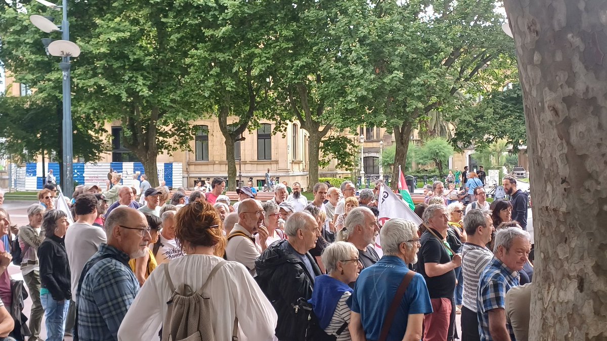 Atzo Donostian gerraren eta NATOren kontrako aldarria. Militarismoa humanitatearen kontrako ekintza da.