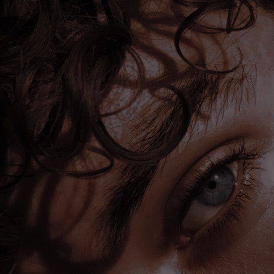 عندما....
يحزن القمر....
وتهدأ أصوات النهار...
أرى عيناك ..
ويسيل اشتياقي...
في دهاليز الظلام..