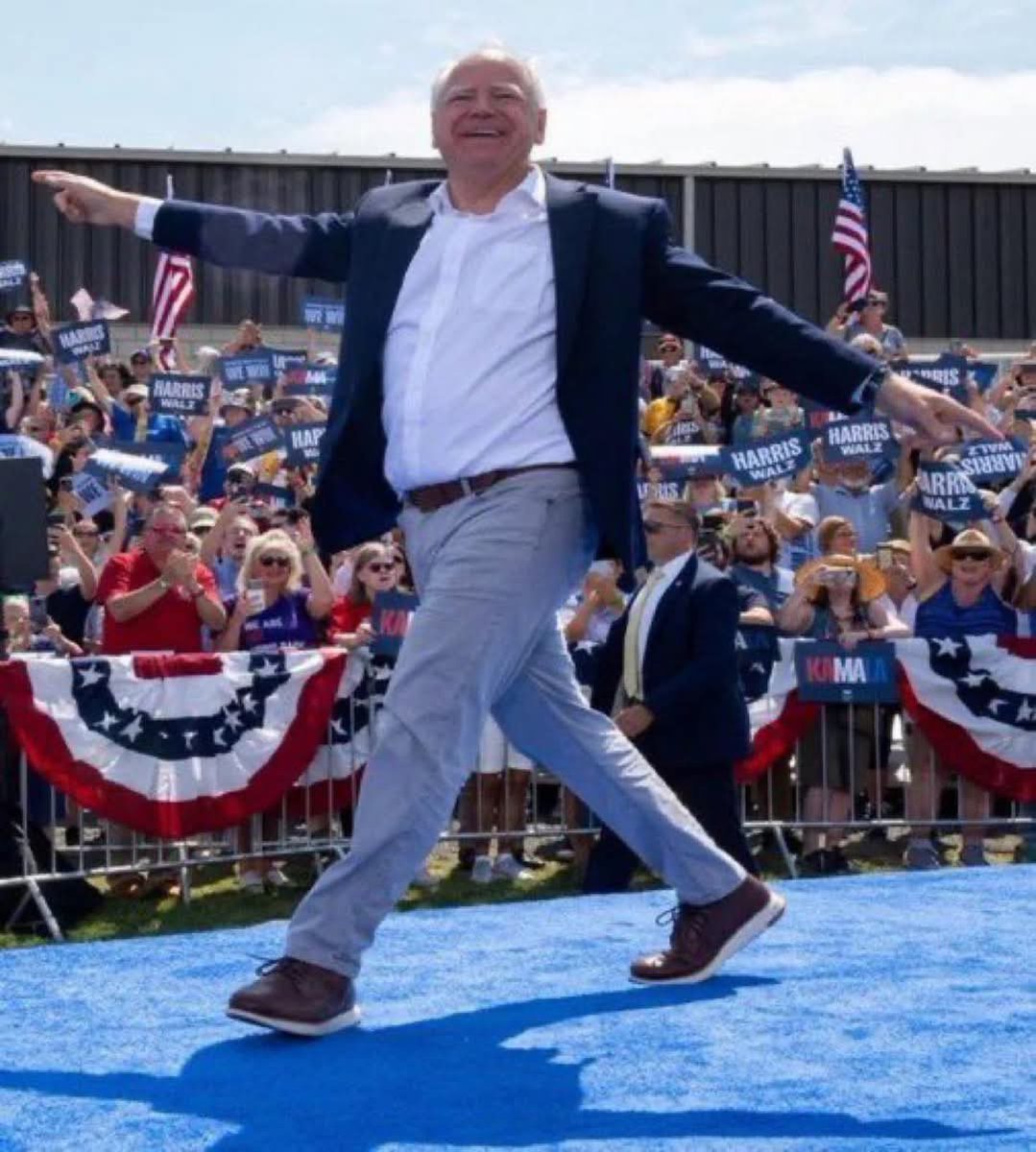 Who walks like this?! 🤦🤣