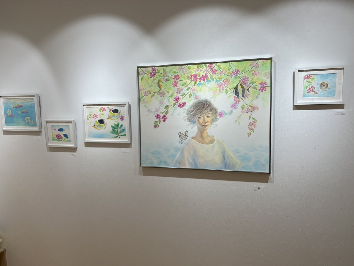aoki818's tweet photo. リベストギャラリー優でタケイチユリさんの個展。淡くありつつ力強い命の世界。標本箱のようなシリーズがとてもよいなー。7/6まで！ https://t.co/YurOdhLVWB