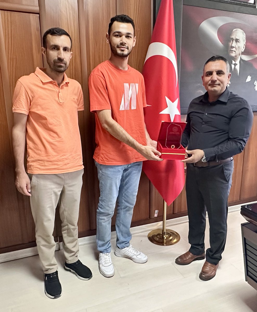 12. Arapça Bilgi ve Etkinlik Yarışmaları’nda “Hikâye Canlandırma” kategorisinde il birinciliği elde eden Viranşehir İmam Hatip Ortaokulu’na, başarılarından dolayı Millî Eğitim Müdürümüz Çetin GÖREN tarafından plaket takdim edildi.

Okul yönetimini, danışman öğretmenimizi ve