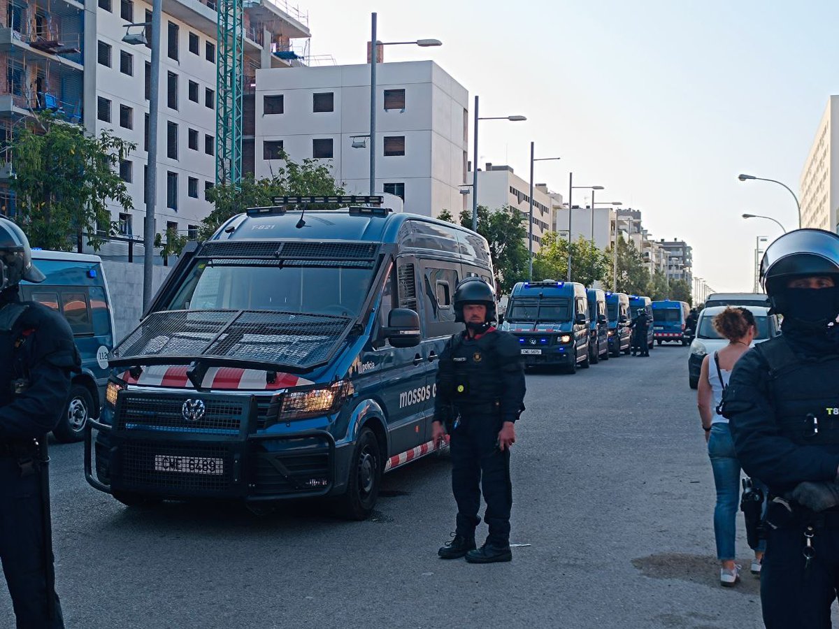 Els habitants de la nau han anat marxant des de fa dies i avui de  matinada, quan ha arribat l'exèrcit de mossos i la comitiva judicial ja gairebé no quedava ningú. Sense resistència, per impotència.
 I ara, com un voltor carronyer, l'Alcalde #Badalona arriba per fer-se el video