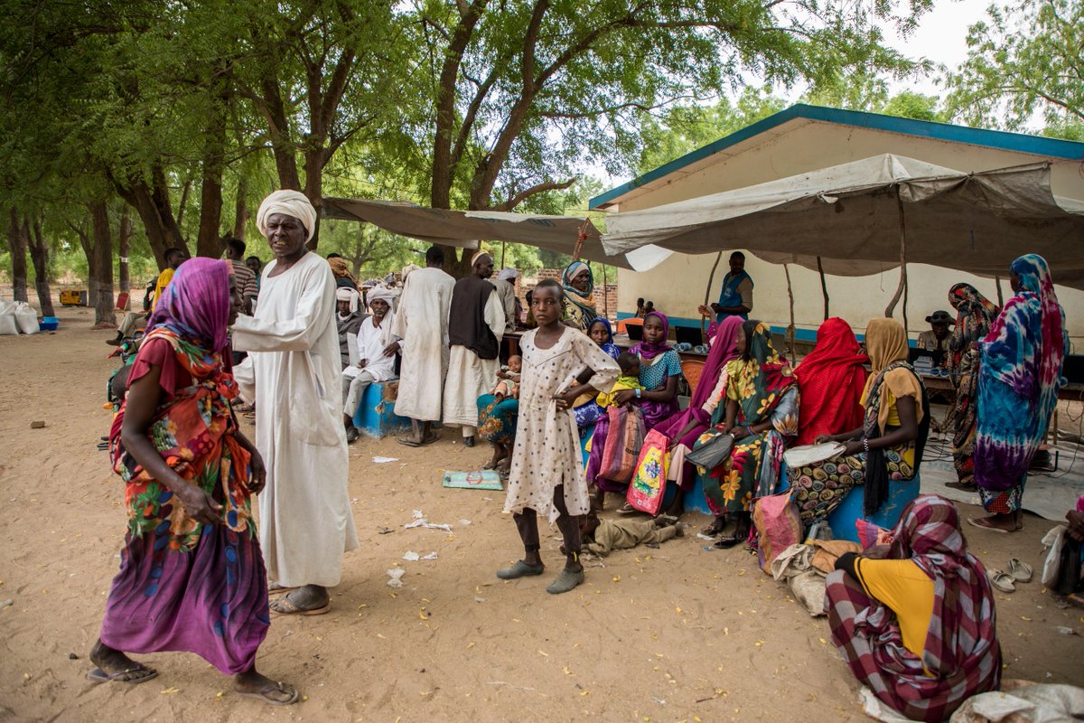 WFP_CAR_CD's tweet image. 🌽 Photos de la semaine : une distribution alimentaire aux réfugiés dans la ville de Birao. Les rations du Programme alimentaire mondial (PAM) dans ce district Centrafricain, représentent l'équivalent d'un mois de nourriture pour une famille de cinq personnes. #savinglives