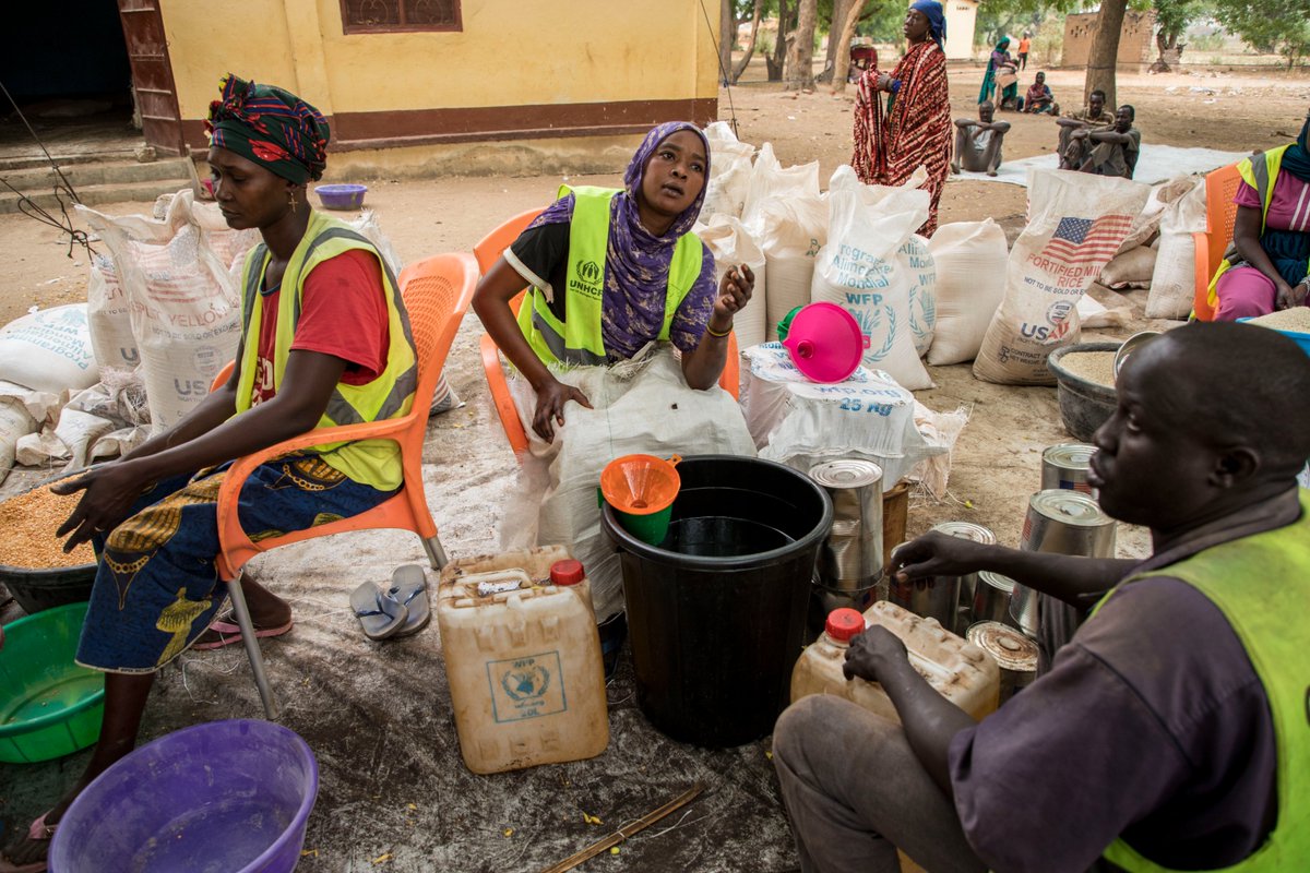 WFP_CAR_CD's tweet image. 🌽 Photos de la semaine : une distribution alimentaire aux réfugiés dans la ville de Birao. Les rations du Programme alimentaire mondial (PAM) dans ce district Centrafricain, représentent l'équivalent d'un mois de nourriture pour une famille de cinq personnes. #savinglives