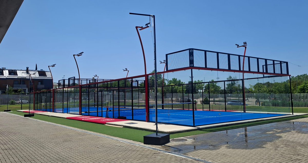El fútbol ⚽️ es el deporte más practicado en España y el pádel está en el top 5... Y la <a href="/rfef/">RFEF</a> lo sabe 😆: En sus magníficas instalaciones tiene dos pistas de pádel .

Fútbol y Pádel , hermanados 🤝