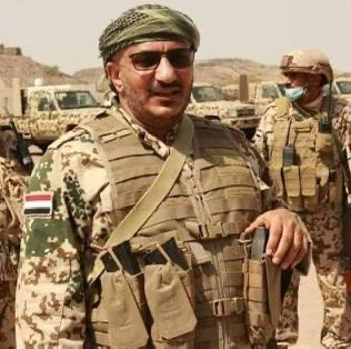 العميد طارق محمد عبدالله صالح  السياسي والعسكري والمقاوم 
هو الوحيد من سياسيي الصف الاول في الشرعية الذي يمارس السياسة من الارض اليمنية 
وهو العسكري الذي يمارس مهامة في الميدان ويبني جيش من الصفر لاستعادة الجمهورية.
وهو المقاوم الذي يمسك بندقيتك ويتحرك داخل الارض في بيئة خطرة