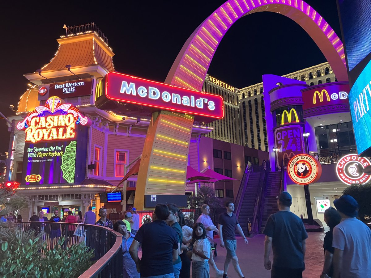 ichiro_poker's tweet photo. 【WSOP 2025】

初めてのWSOPだが、定期的に参加できる気がしない日程である。

入国審査は5分+税関手続き10分で、ロサンゼルス空港でクソ暇だった https://t.co/nzsuVE0Sdq