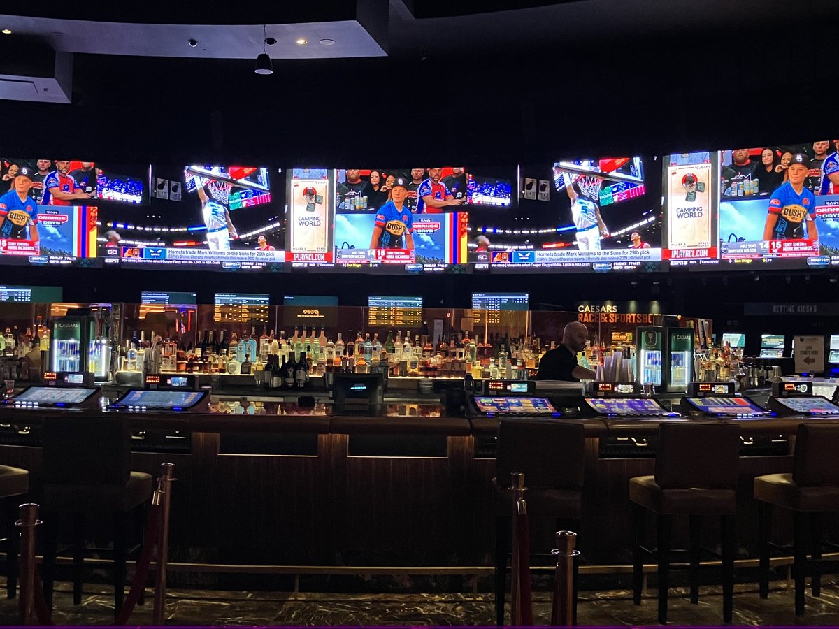 ichiro_poker's tweet photo. 【WSOP 2025】

初めてのWSOPだが、定期的に参加できる気がしない日程である。

入国審査は5分+税関手続き10分で、ロサンゼルス空港でクソ暇だった https://t.co/nzsuVE0Sdq
