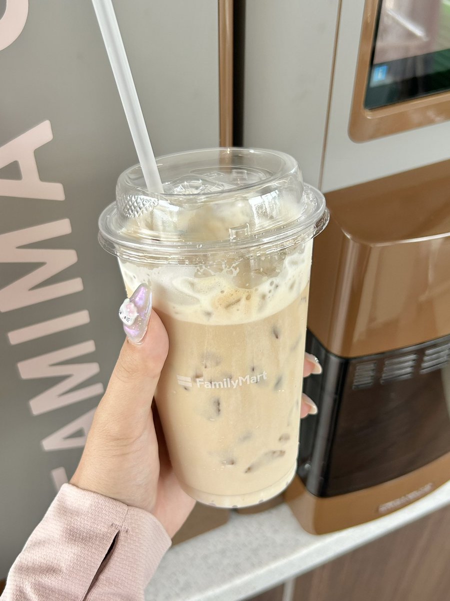 sucle_'s tweet photo. ファミマの新カフェマシン(?)ミルクの濃さ選べるようになってて神☕️ https://t.co/sQ9QCqyBcb