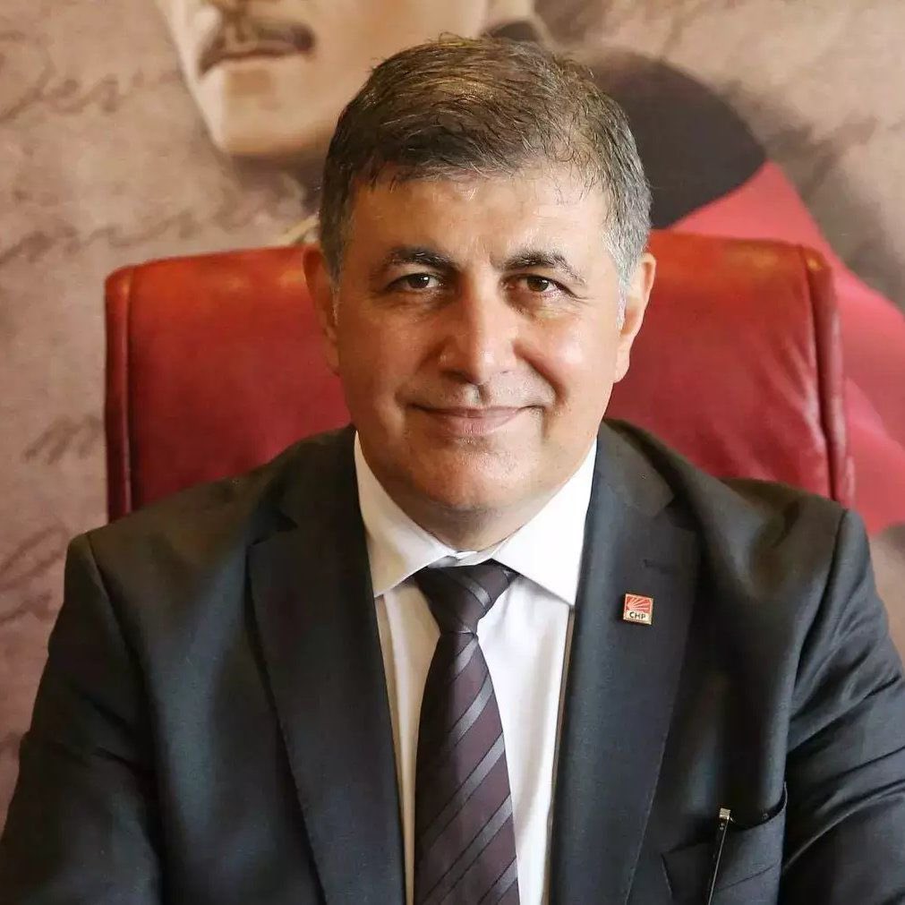 📌 Emekli Albay Orkun Özeller, DİSK grevi ile gündeme gelen İzmir Büyükşehir Belediye Başkanı Cemil Tugay'a görevini tamamlamış uzman çavuşları işaret etti:

“Şans tanıdığımız taktirde İzmir için en iyisini yapacaklarına şüphem yoktur.”