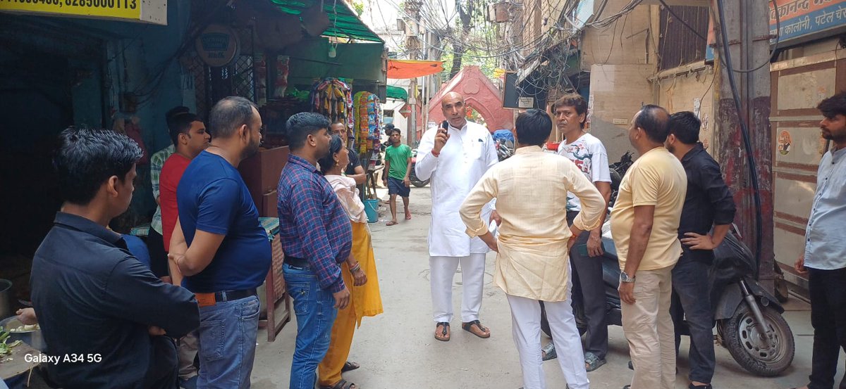 SPrakashBjpDel's tweet photo. आज तिमारपुर विधानसभा क्षेत्र में पटेल चेस्ट स्थित क्रिस्टियन कॉलोनी में दौरा किया। स्थानीय निवासियों से मिलकर उनकी समस्याओं को जाना और संबंधित विभागों को समाधान हेतु शीघ्र कार्यवाही के निर्देश दिए। हमारी प्राथमिकता है कि हर नागरिक की समस्या का त्वरित समाधान हो और क्षेत्र का निरंतर विकास सुनिश्चित किया जाए।

#जनसंपर्क #विकास_पथ_पर #तिमारपुर #SuryaPrakashKhatri #PublicService #DelhiDevelopment

@narendramodi @JPNadda @PavanRanaRSS @gupta_rekha @Virend_Sachdeva @ManojTiwariMP