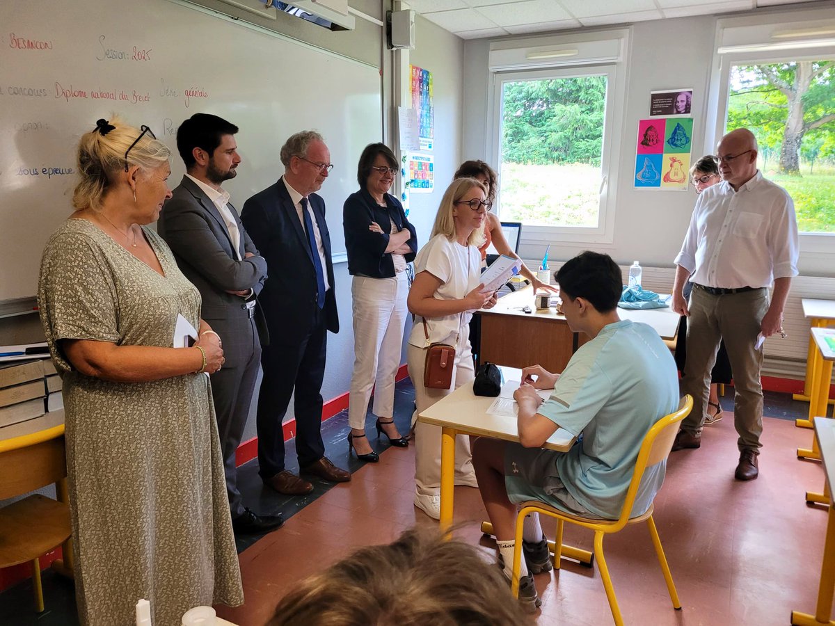 Académie de Besançon (@acbesancon) on Twitter photo 📚 Ce matin, 14 641 candidats de l’académie débutent les épreuves du brevet #DNB.
La Rectrice <a href="/NathalieAlber15/">Nathalie Albert-Moretti</a> s’est rendue au collège Ledoux à Dole pour les encourager 👏
Avec ce diplôme, c’est une étape symbolique que franchissent les collégiens.
Bonne chance 🍀 📚 Ce matin, 14 641 candidats de l’académie débutent les épreuves du brevet #DNB.
La Rectrice <a href="/NathalieAlber15/">Nathalie Albert-Moretti</a> s’est rendue au collège Ledoux à Dole pour les encourager 👏
Avec ce diplôme, c’est une étape symbolique que franchissent les collégiens.
Bonne chance 🍀