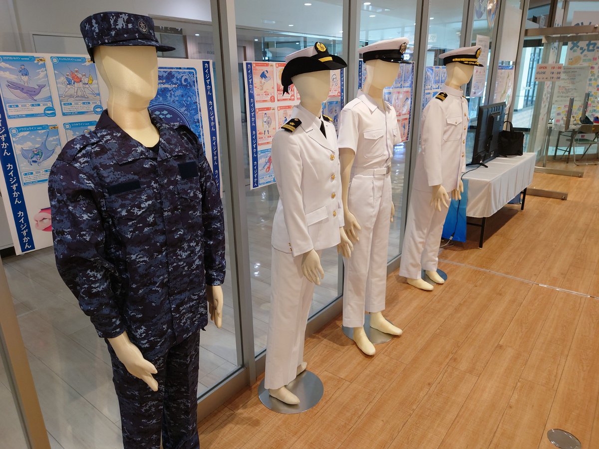 jmsdf_yrh's tweet image. 今日から海自で実際に着ている制服の展示を始めました。
ぜひ近くでご覧になってください!!
#海上自衛隊 #コースカ #海自 #横須賀
#サテライトベース #サテライト