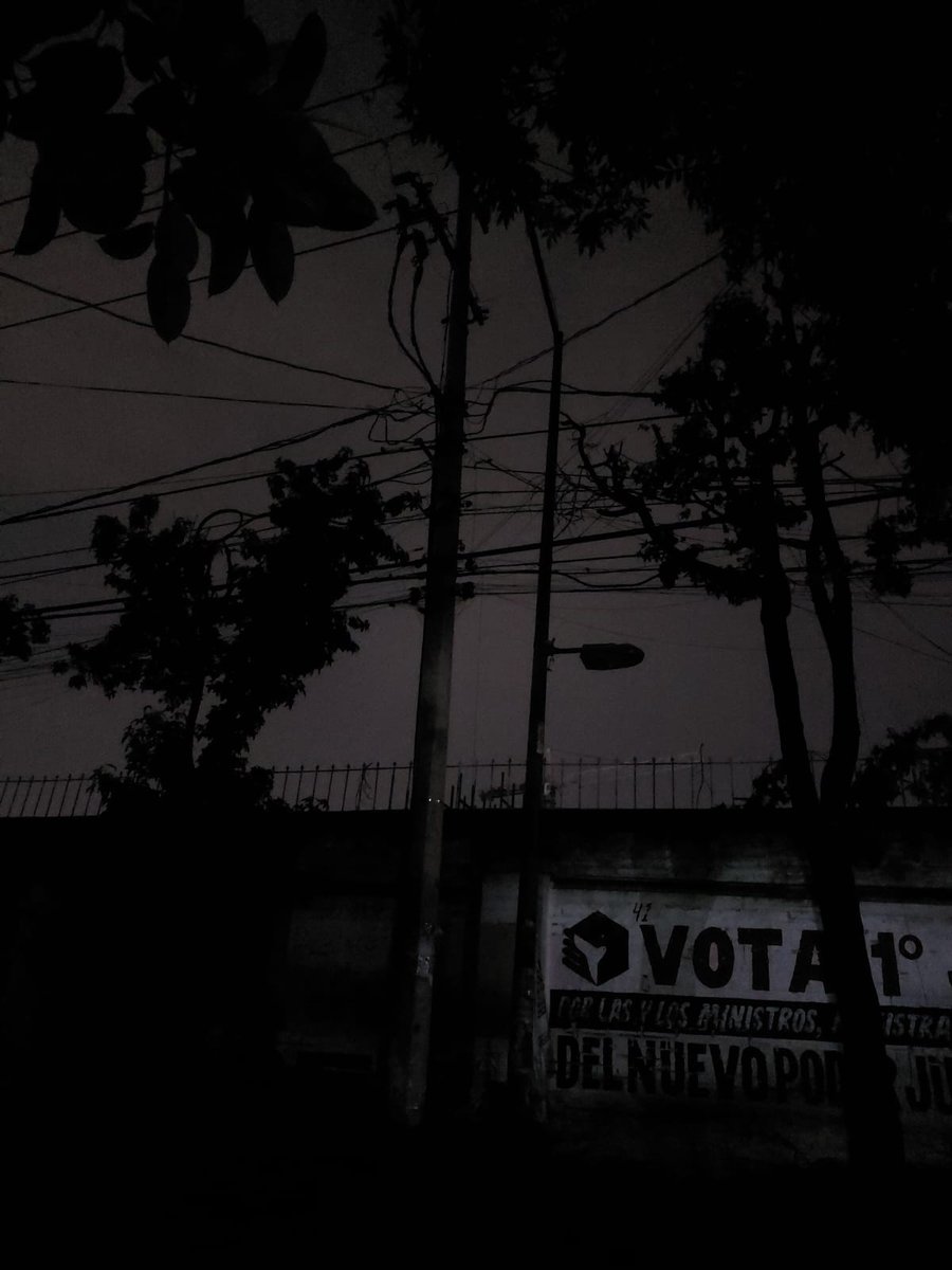 ¡Ocho meses con dos luminarias fundidas! Total inseguridad, Calle Giros Postales frente al #19, colonia Postal, entre Tlalpan y Certificados, infinidad de reportes Suac que la Alcaldía cierra como atendidos. Favor de atender <a href="/LuisMendozaBJ/">Luis Mendoza Acevedo</a> <a href="/AccionesBJ/">Acciones BJ</a>